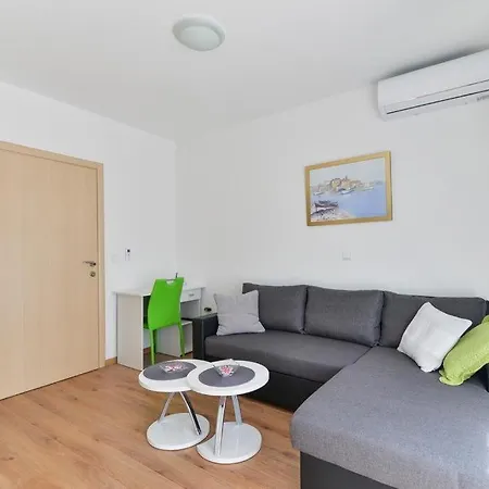 Apartman In With Terrace, Air Conditioning, Wifi, Dishwasher 4589-1