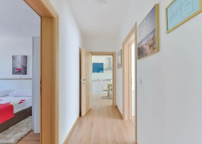 In With Terrace, Air Conditioning, Wifi, Dishwasher 4589-1